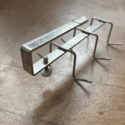 Faire pendre des affaires d'une etagere