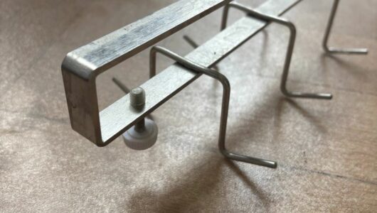 Faire pendre des affaires d'une etagere Faire pendre des affaires d'une etagere